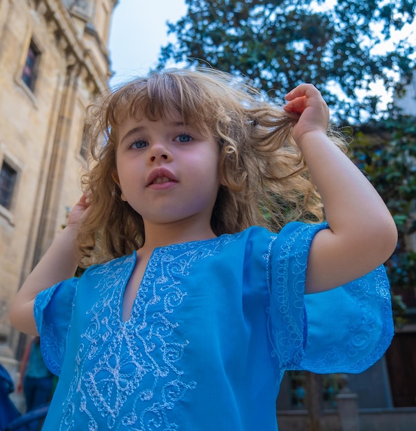 Linda loira em trajes árabes posando para a câmera nas ruas de Granada Espanha