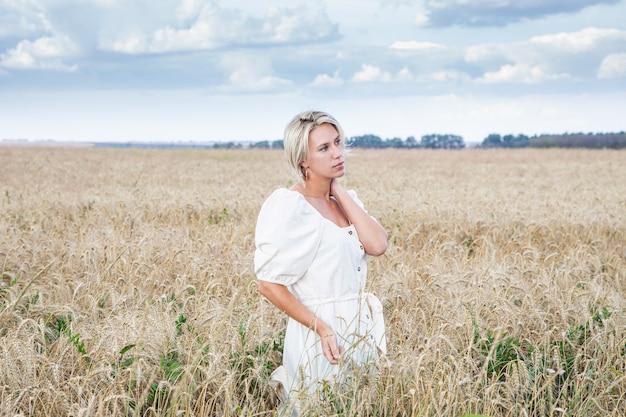 Linda loira em um campo de trigo