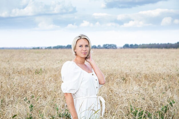 Linda loira em um campo de trigo