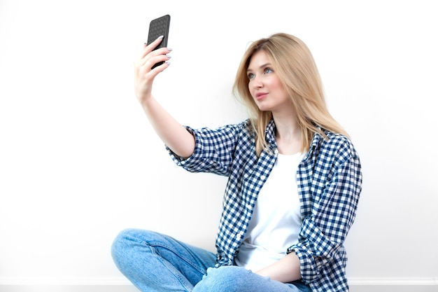 Linda loira fazendo selfie em branco