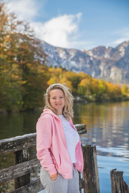 linda loira fica perto do Lago Bohinj na Eslovênia