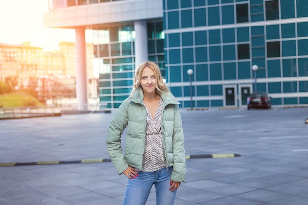 Linda loira posando na cidade