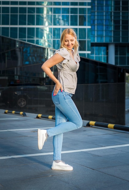 Linda loira posando na cidade