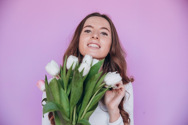 Linda loira recebendo buquê de flores para férias de primavera. Conceito festivo