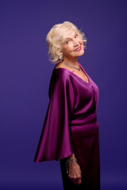 Linda loira sênior em um vestido violeta à noite