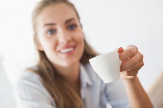 Linda loira tomando um café