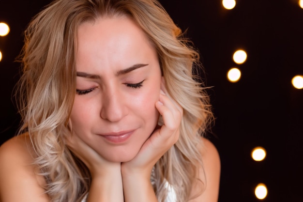 Linda loira triste com olhos fechados com dor de cabeça