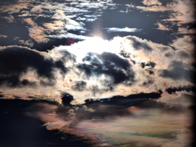 Foto linda luz do sol e nuvem nos fundos do céu azul