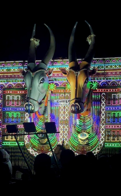 Linda luz neon colorida na feira do templo com festival noturno