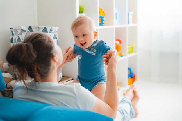 Foto linda madre e hijo juegan juntos en casa