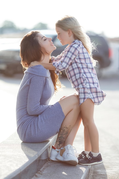 linda madre y su hija al aire libre