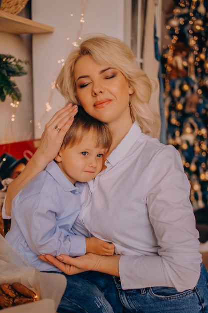 Linda mãe com filho no natal