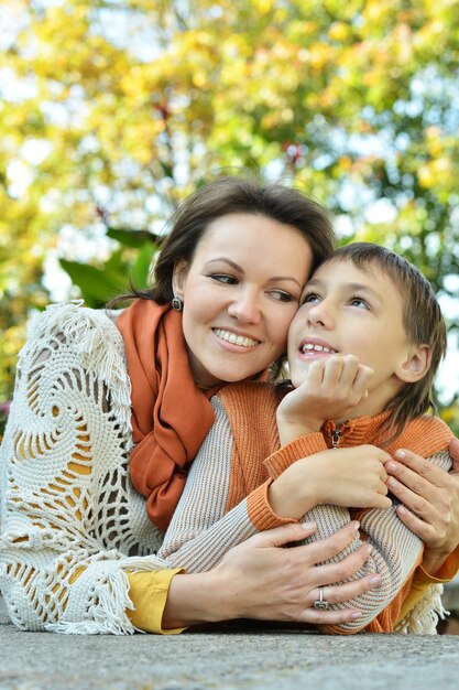 Linda mãe com filho no parque outono