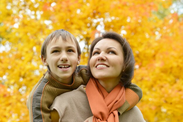 Linda mãe com filho no parque outono