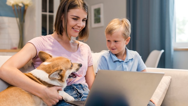 Foto linda mãe curtindo o tempo com filho e cachorro