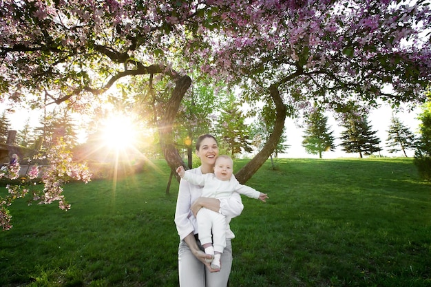 Linda mãe e bebê ao ar livre natureza beleza mãe e filho brincando no parque
