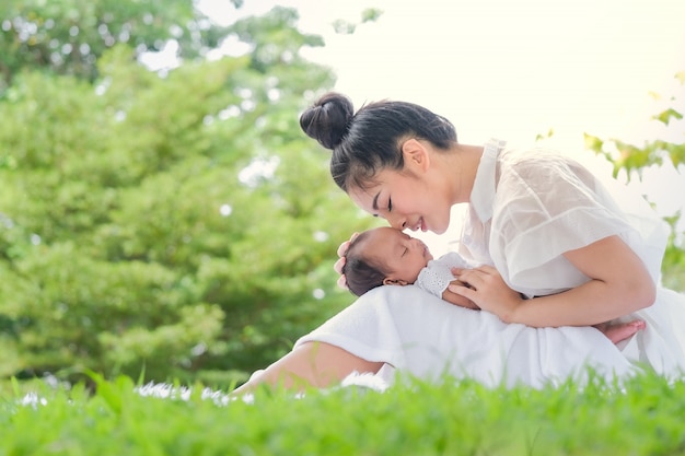 Linda mãe e bebê em um parque asiático