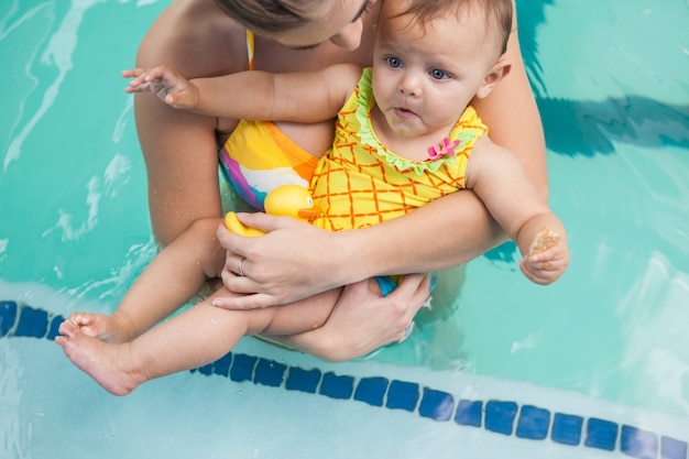 Linda mãe e bebê na piscina