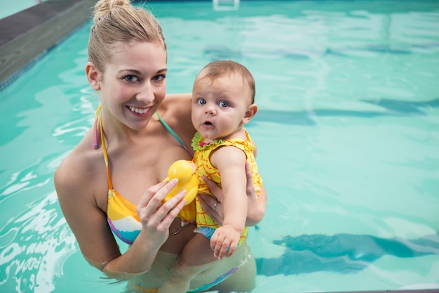 Linda mãe e bebê na piscina