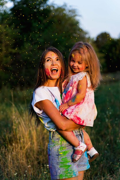 Linda mãe e filha brincando juntas