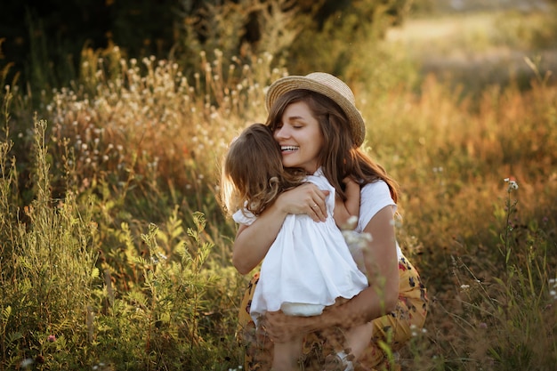 Linda mãe e filha brincando no campo