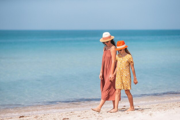 Linda mãe e filha na praia aproveitando as férias de verão