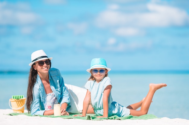 Linda mãe e filha na praia