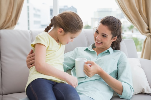 Foto linda mãe e filha no sofá