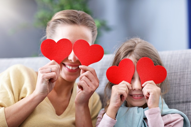 linda mãe e filha se divertindo em casa