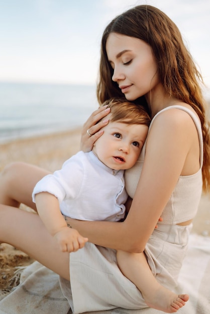 Linda mãe e filho descansando na praia Estilo de vida ativo Infância feliz