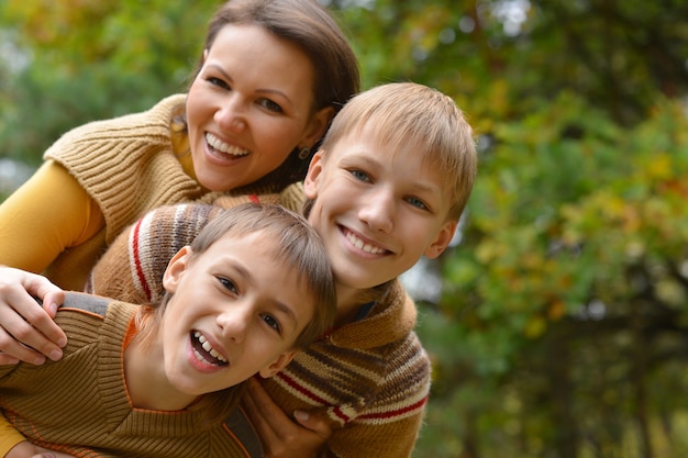 Linda mãe e filhos sobre fundo natural