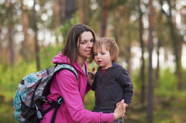 Linda mãe e seu lindo filho caminhando no parque