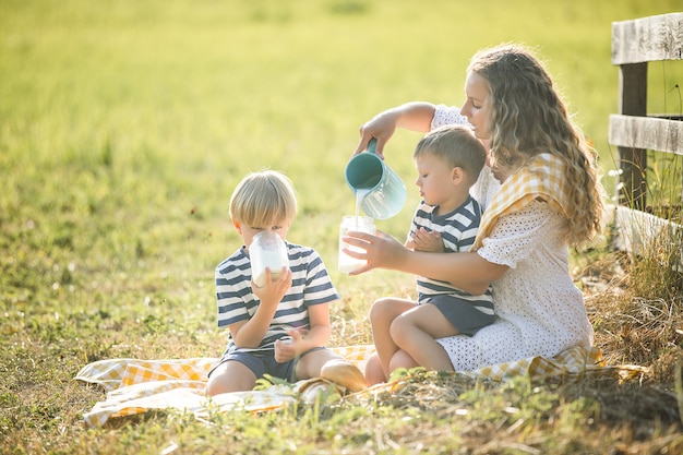 Linda mãe e seus filhos fazendo um piquenique