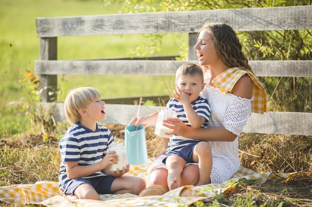 Linda mãe e seus filhos fazendo um piquenique