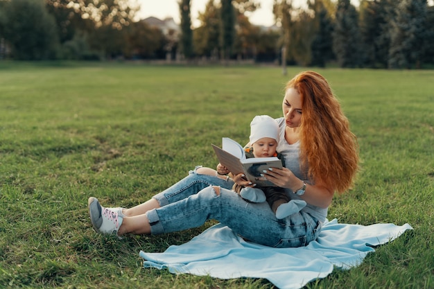 Linda mãe está lendo um livro com seu lindo menino