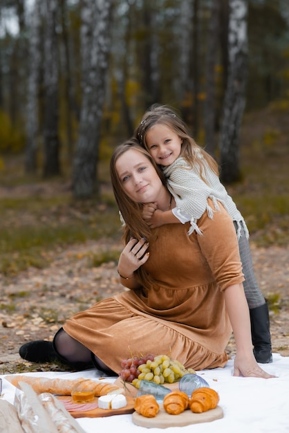 Linda mãe rindo enquanto é abraçada pela filha