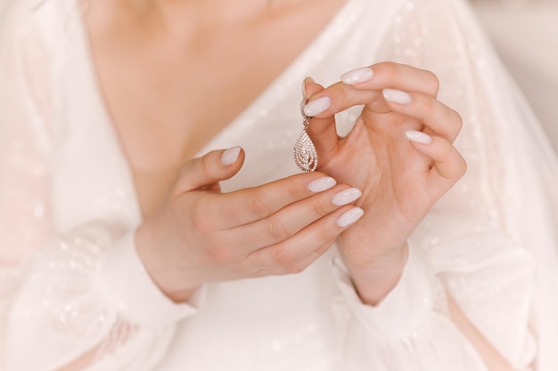 Linda manicure branca da noiva
