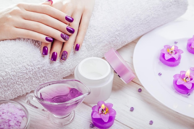 Linda manicure roxa com itens essenciais de spa