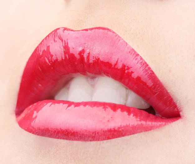 Linda maquiagem com glamour vermelho gloss labial