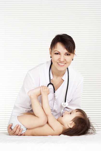 Linda médica com a menina em seu escritório