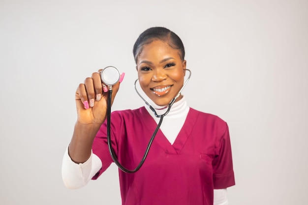 Linda médica com estetoscópio sorrindo retrato