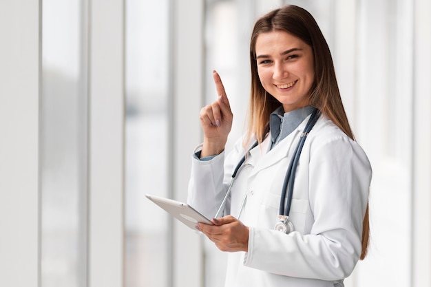 Foto linda médica feliz por estar no hospital