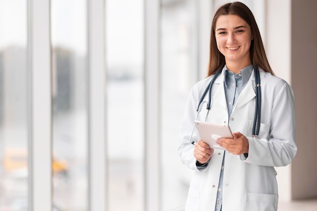 Linda médica feliz por estar no hospital