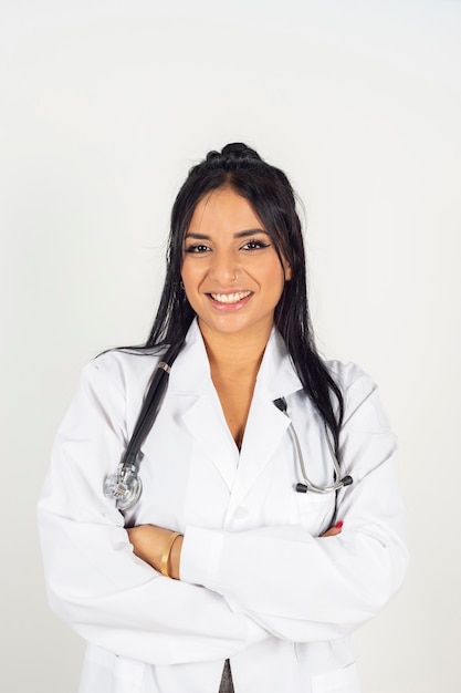 Linda médica latina, em fundo branco