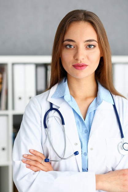 Linda médica sorridente em retrato de escritório