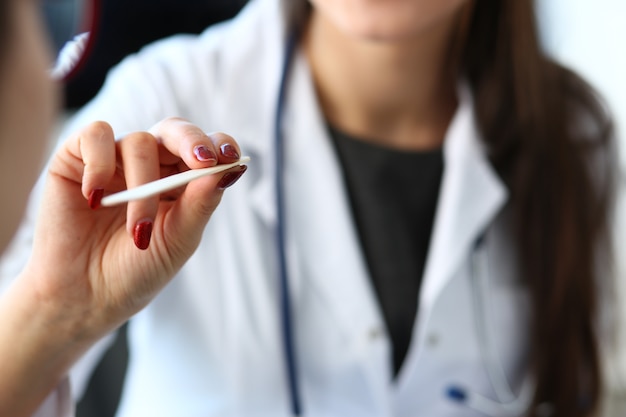 Linda médica sorridente falar com o paciente