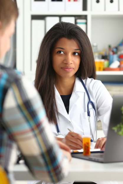 Linda médica sorridente preta falar com