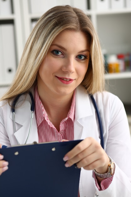 Foto linda médica sorridente segura a área de transferência