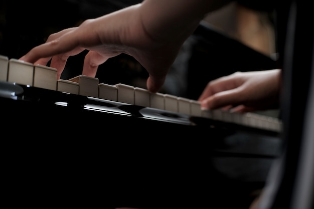 Linda menina asiática aprender a tocar piano.