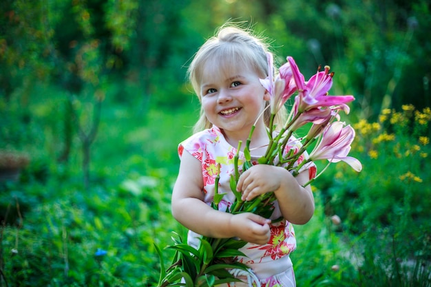 Linda menina branca com um sorriso e um buquê de flores, em tons